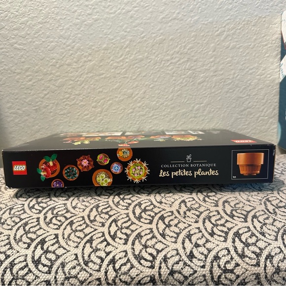 LEGO Botanical Collection Tiny Plants with Red and Green Accents - Picture 4 of 8